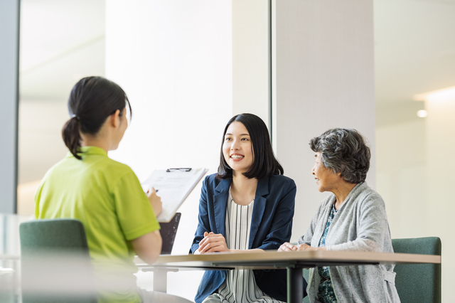 介護しながら働くことはできる？仕事を続けるための支援・サービスを紹介