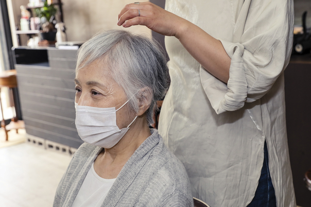 おばあちゃんの髪を自宅でヘアカットする方法！必要な道具、切り方、コツについて解説